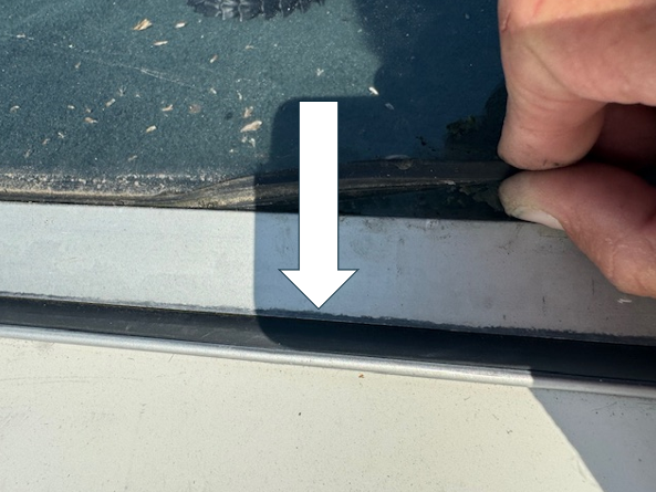 Sealine 195, 215, 255, 285 and 305 Window Screw Cover Insert Black (Per m)